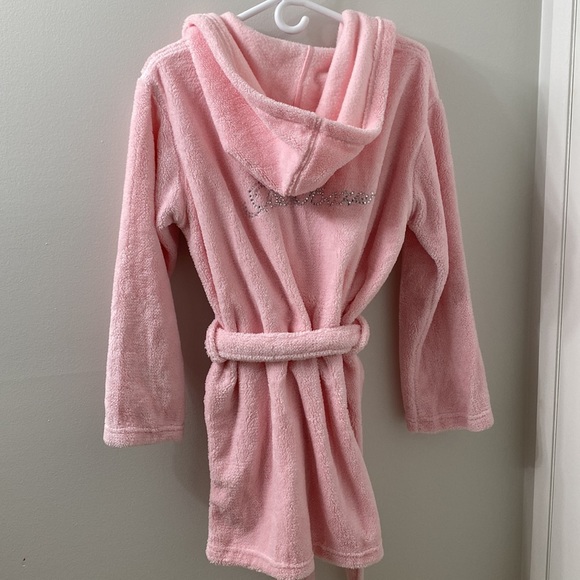 I am selling a robe. - Picture 2 of 3